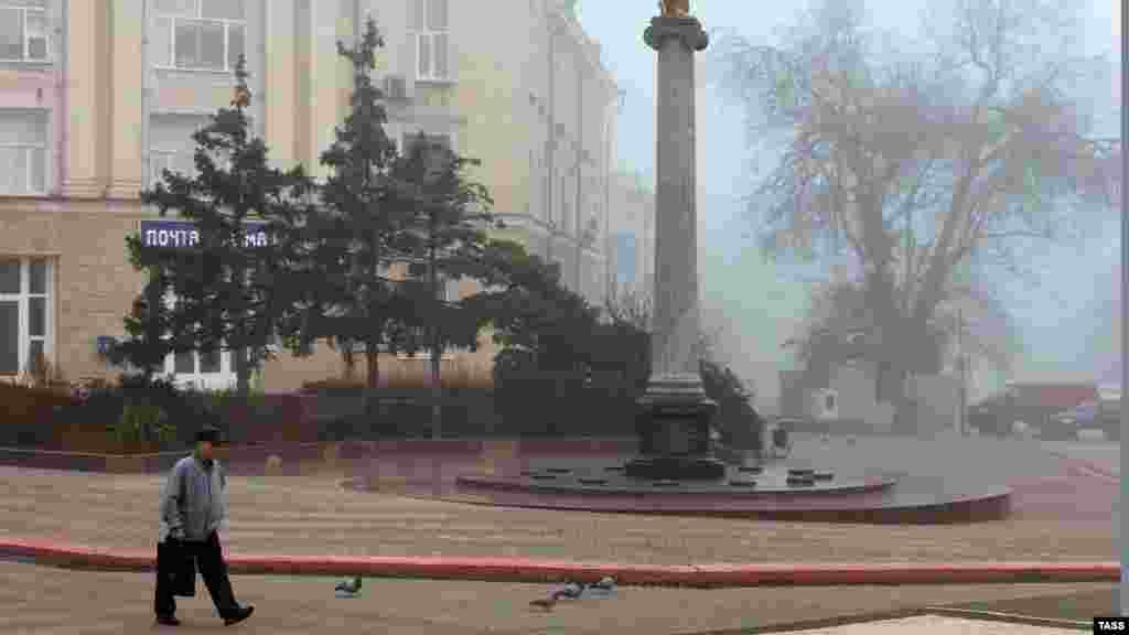 На центральной площади Ленина – стелла городов-героев с золотистым грифоном наверху. К слову, грифон считается символом Керчи: его изображение в городе можно встретить даже на гербе города. Ионическая колонна была установлена в 2000 году к 2600-летию Керчи