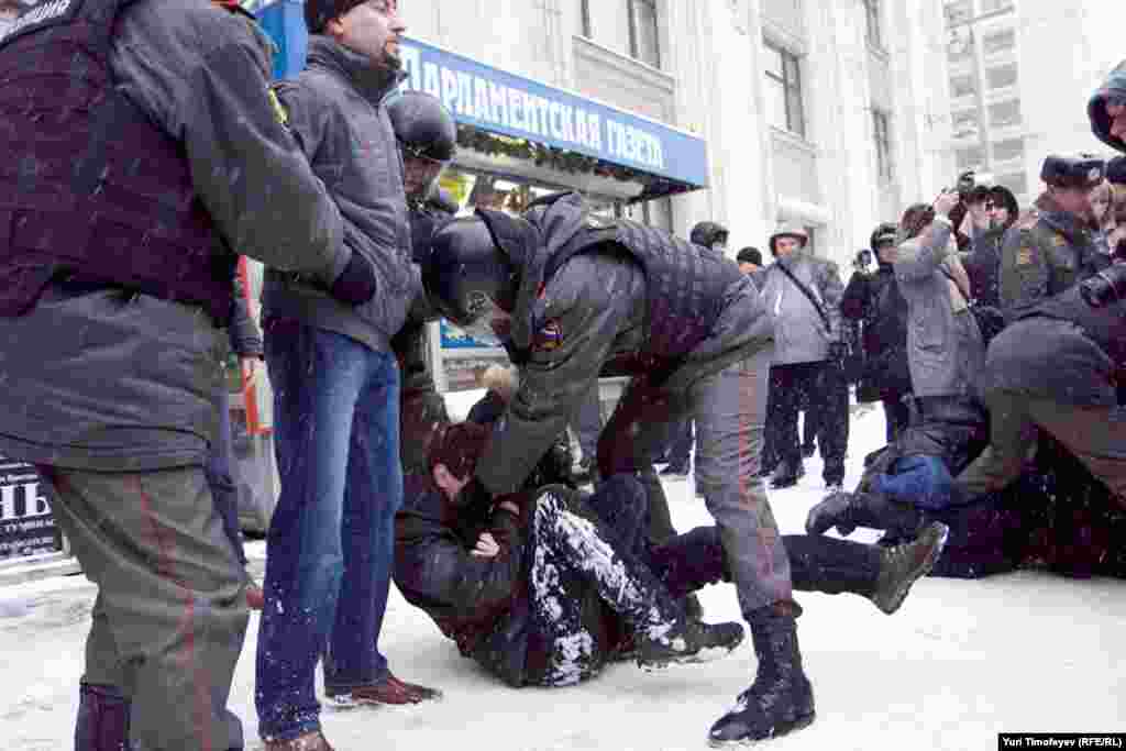 Полиция начала задержания еще до начала акции - просто по факту нахождения оппозиционеров рядом созданием Госдумы РФ. 