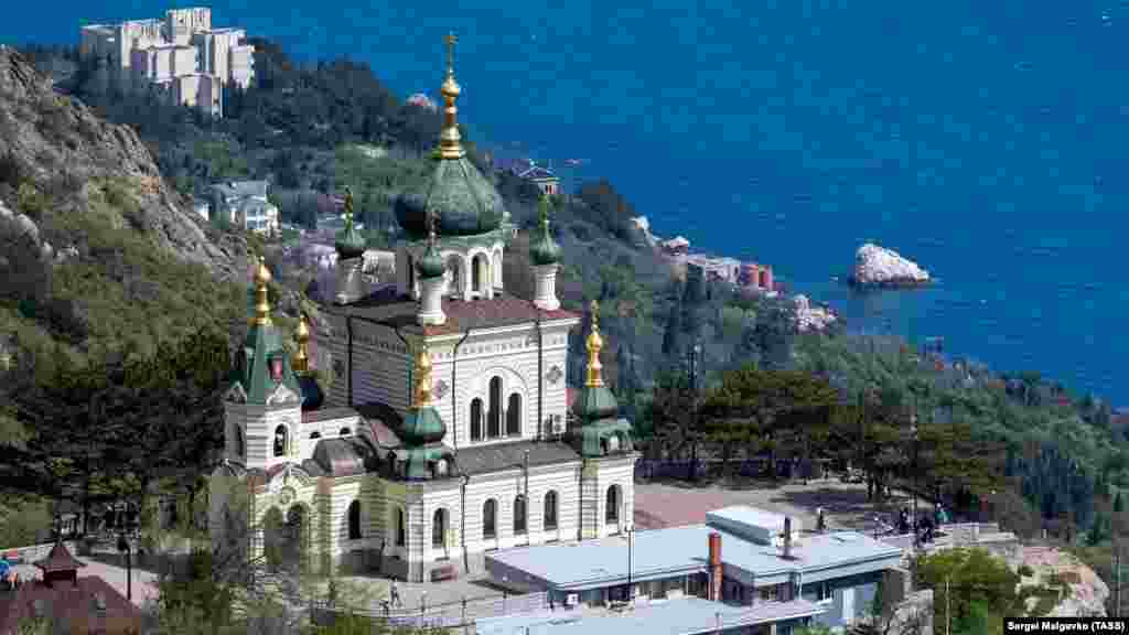 Главная достопримечательность, которая расположена над Форосом – Церковь Воскресения Христова. Многие художники пишут именно ее 