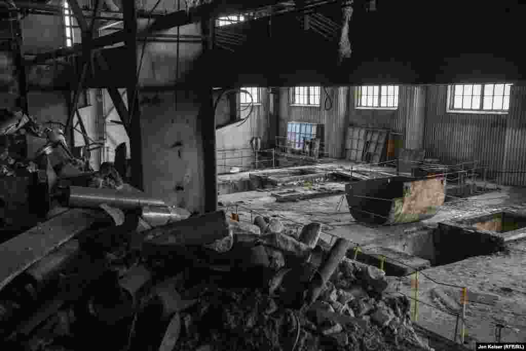 В 1998 году, после распада СССР, денег на содержание Пирамиды не было, и поселок законсервировали. Несколько лет он пустовал, а в последние годы сюда стали привозить туристов. 