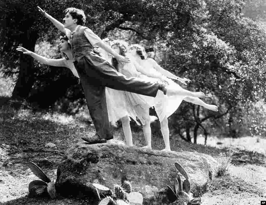 Актор і комік Чарлі Чаплін у фільмі Sunnyside (німий короткометражний фільм, автором, режисером і одним із акторів якого був сам Чарлі Чаплін)