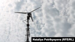 Предприниматель Леонид Кизяев из города Рубежное Луганской области экономит электричество с помощью ветрогенератора