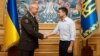 Президент України Володимир Зеленський і генерал-лейтенант Руслан Хомчак, якого призначено начальником Генштабу – головнокомандувач Збройних сил України