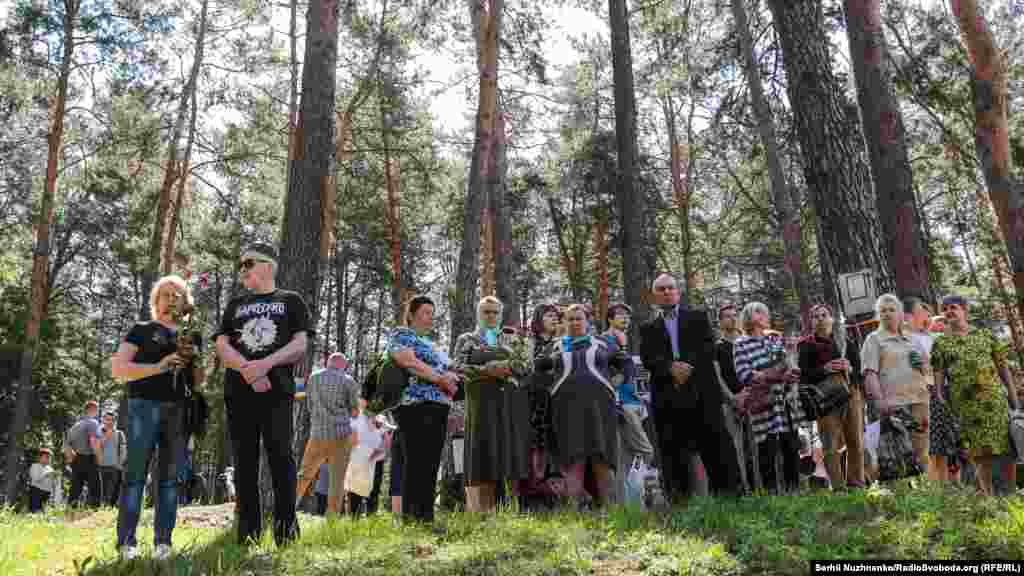 Упродовж 1937-1941 років вантажівки майже щоночі привозили тіла розстріляних у київських в’язницях НКВС для таємного поховання у Биківнянському лісі. У заздалегідь підготовлені ями скидали навалом тіла жертв, які присипались вапном та засипались ґрунтом. Останній спочинок тут знайшли, за різними оцінками, від 20 до понад 100 тисяч осіб, закатованих під час допитів або ж розстріляних переважно в позасудовому порядку органами НКВС у Києві