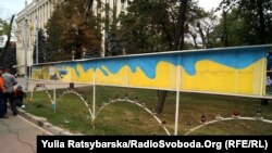 Невідомі вночі зірвали й пошкодили фотографії загиблих Небесної сотні та учасників бойових дій на Донбасі на Алеї Пам'яті в Дніпрі, 28 липня 2017 року