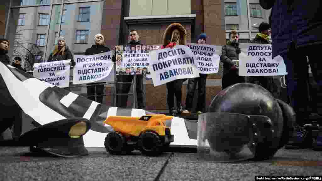 Близько 20 активістів Автомайдану провели під будівлею комітетів Верховної Ради акцію за звільнення керівника МВС Арсена Авакова. Зокрема, активісти закидають Авакову «провал атестації поліції», «імітацію реформи МВС», «відсутність публічного звіту використання грошей західних донорів» тощо. Київ, 21 грудня 2016 року