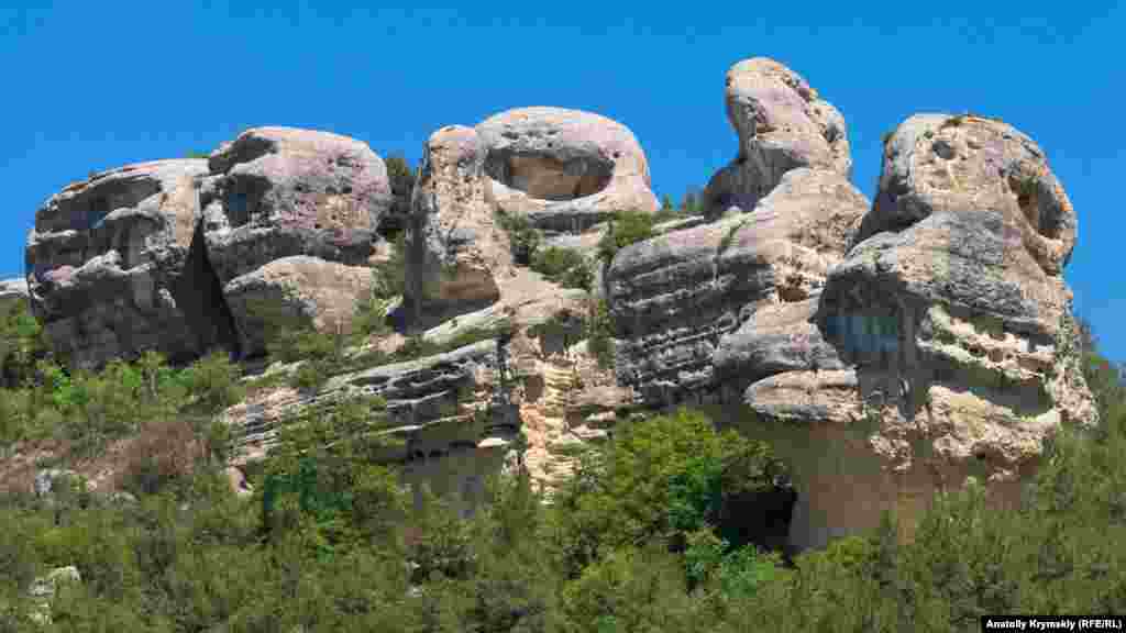 Сфинксы – главная природная достопримечательность Залесного и всей Каралезской долины. Высота четырнадцати известняковых останцев на лесистом холме Узун-Тарла – от пяти до пятнадцати метров. Сфинксами их впервые назвал крымский профессор Василий Ена в 1950-х. Пять самых больших из них получили имена: (справа налево) Юкле-Кая («беременная скала»), Сююрю-Кая («остроконечная скала»), Чуюн-Кая («скала-череп»), Сандык-Кая («скала-сундук») и Шапке-Кая («скала-шапка»). В 1964 году скалы получили статус памятника природы