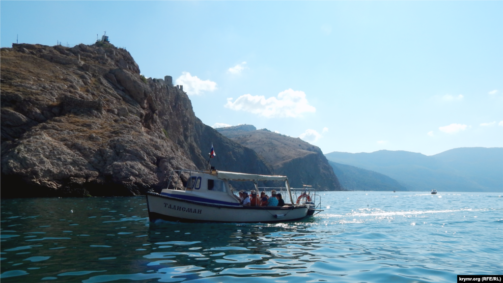 Судно «Талисман» и вид на отвесные прибрежные скалы