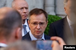 Володимир Мединський розмовляє зі ЗМІ під час переговорів з делегацією України в Стамбулі. 15 травня 2025 року