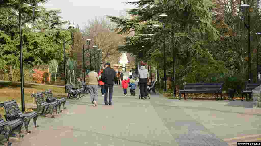 На главной аллее сквера – множество скамеек