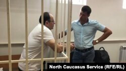 Глава чеченского отделения правозащитного центра "Мемориал" Оюб Титиев вместе со своим адвокатом Петром Заикиным