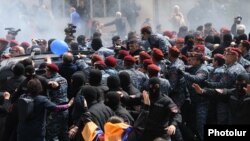 Сутички поліції з демонстрантами у Єревані, 22 квітня 2018