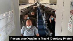 Українці на борту літака авіакомпанії «Bravo». Фото надане Посольством України в Лівані