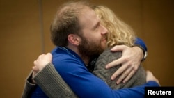 Фотогораф Денис Синяков и активистка "Гринпис" Сини Саарела после известия об амнистии