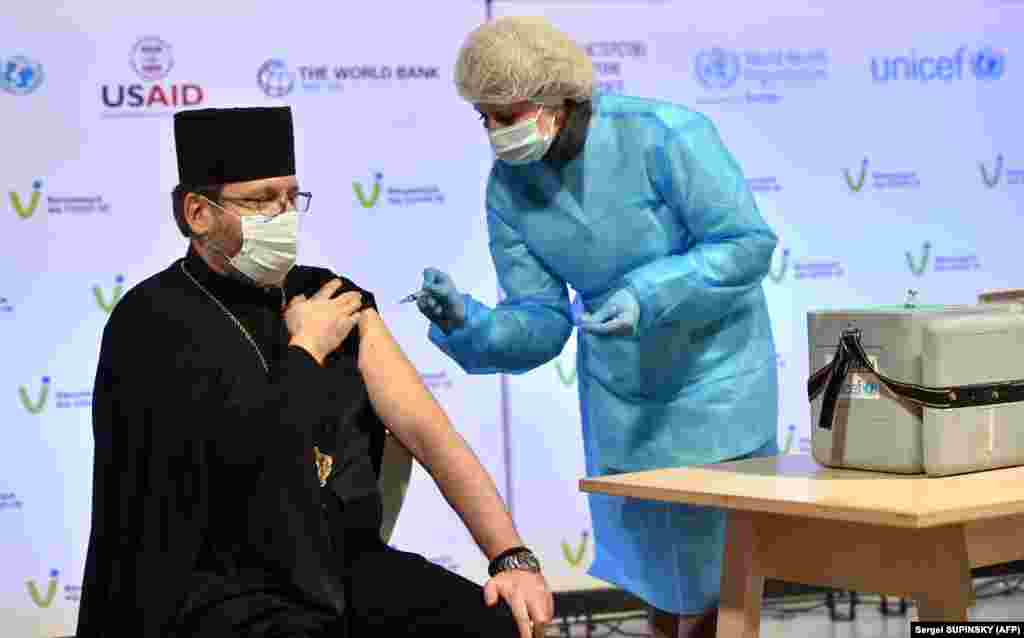 Глава Української греко-католицької церкви (УГКЦ) Святослав (Шевчук) під час щеплення від COVID-19 вакциною Covishield (AstraZeneca). Київ, 16 березня 2021 року. НА ЦЮ Ж ТЕМУ 