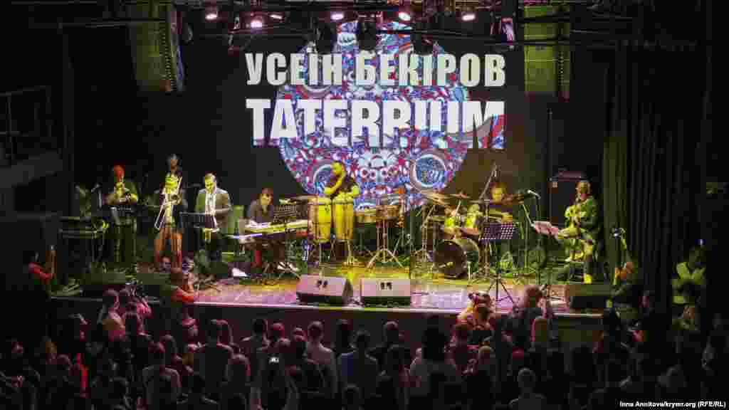 В концерте приняли участие друзья Усеина – молодые, уже известные или, как шутили сами исполнители, бывшие известные, музыканты 