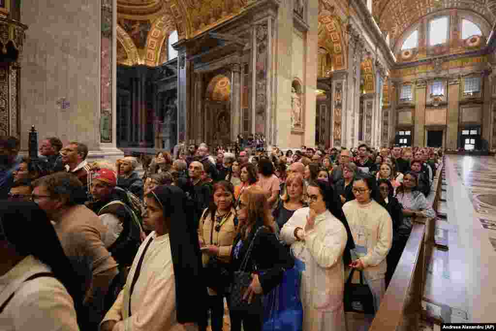 Похоронна меса папи Франциска відбудеться в суботу, 26 квітня, о 10:00 ранку на площі Святого Петра, а по завершенні похоронних обрядів труна буде перевезена до базиліки Пресвятої Марії, де й відбудеться поховання