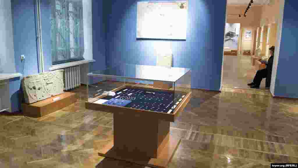 Основная часть экспозиции состоит из материалов из многолетних раскопок столицы Крымского юрта Кырыма, известного также как Солхат (современный Старый Крым), предоставленных музеем-заповедником «Киммерия М. А. Волошина». Выставка отражает многогранность культуры населения Крыма эпохи Улуса Джучи. Экспозиция представлена в двух залах. На фото первый зал