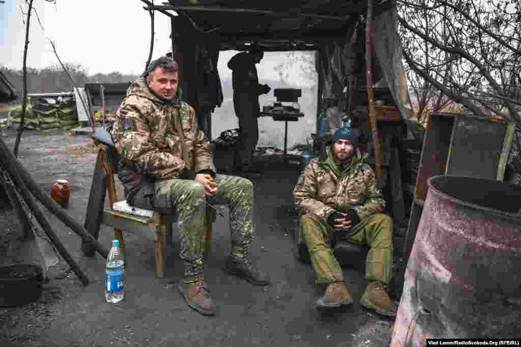 Бійці полку «Дніпро-1» з позивними «Москит» та «Гоша» на одному з блокпостів у місті