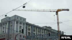 Незаконне будівництво на вул. Богдана Хмельницького (над ст. м. Театральна) - на території охоронної зони Національного академічного театру російської драми імені Лесі Українки.