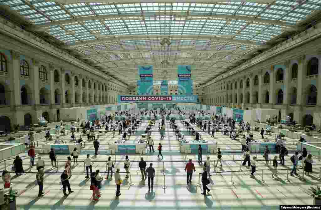 Вакцинация от COVID-19 в Гостином дворе в Москве