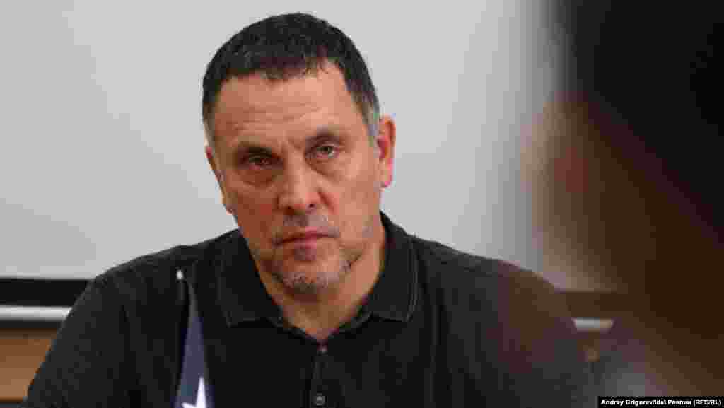 "Подать в суд на РПСС, доказывая, что у нас не той ручкой поставлены подписи, не тем цветом?.. Это как называется? Это уже не спойлерство. Это называется стукачество и б... (непечатное слово, которым обычно характеризуют крайнюю половую распущенность). Это и есть самая настоящая политическая проституция". 