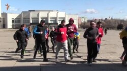 «Забіг пам’яті» у Сумах: від площі Незалежності, все починадось, до кладовища, де все закінчилось (відео) «Забіг пам’яті» у Сумах: від площі Незалежності, все починадось, до кладовища, де все закінчилось (відео)