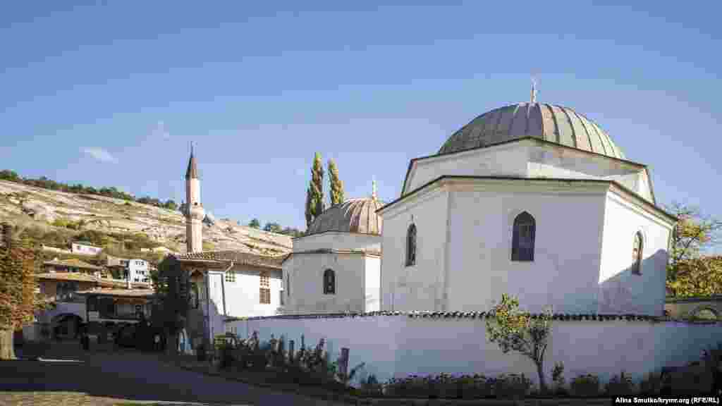 Северное и южное дюрбе – мавзолеи, построенные для Девлета І Гирая и Ислама ІІІ Гирая