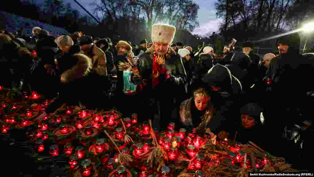 І старі, і малі...Люди різного віку, молодь та діти вшановують пам'ять жертв штучного голоду, влаштованого більшовиками в Україні