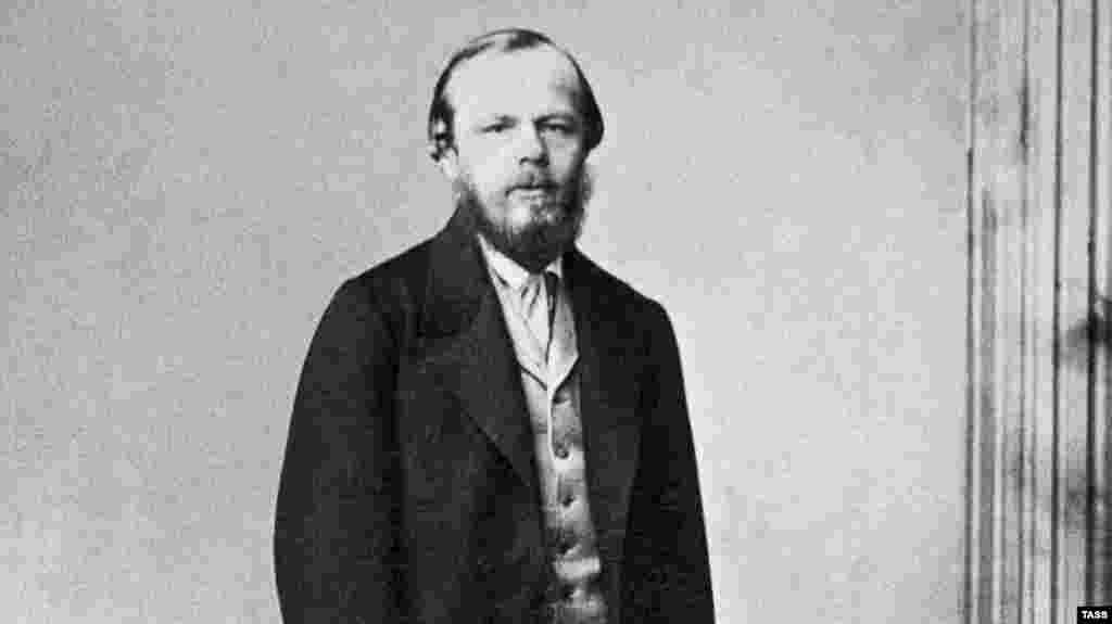 Федір Достоєвський у Санкт-Петербурзі в 1861 році. Достоєвський працював військовим інженером, поки не залишив цю професію після публікації свого першого роману в 1845 році. У 1849-му його та інших членів літературного гуртка звинуватили в читанні заборонених політичних творів. Його засудили до страти через розстріл. «Люди іноді говорять про «звірячу» жорстокість людини, але це страшенно несправедливо і образливо для звірів, жодна тварина ніколи не може бути такою жорстокою, як людина, настільки майстерно, художньо жорстокою» – Достоєвський, «Злочин і кара»  