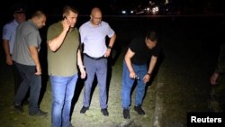 Gradonačelnik Belgoroda Valentin Demidov stoji pored oštećenog puta na slici objavljenoj 9. jula, nakon, kako su ruske vlasti rekle, ukrajinskog napada.