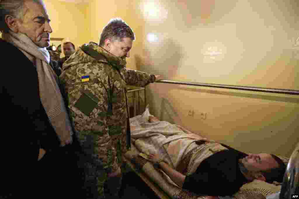 Президент України Петро Порошенко сьогодні вночі відвідав обстріляний 10 лютого Краматорськ. За повідомленням РНБО, внаслідок обстрілу Краматорська Донецької області загинули 15 людей. Фото: Краматорськ, 11 лютого 2015 року