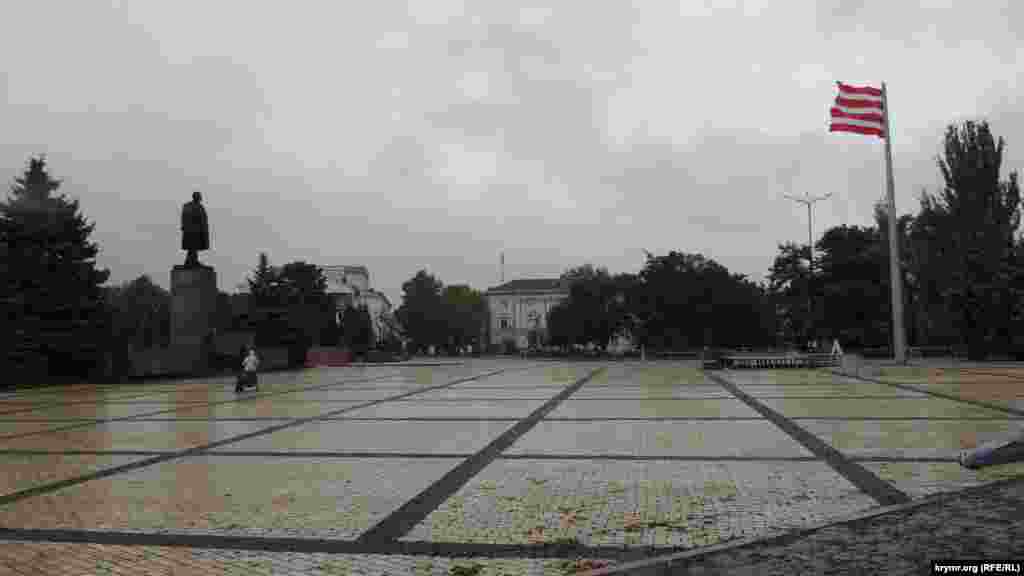 Площадь Ленина днем в субботу практически пуста. Часть мероприятий перенесли в расположенный неподалеку городской культурный центр им. Богатикова Одинокие прохожие и редкие группы приезжих ходят, подгоняемые ветром