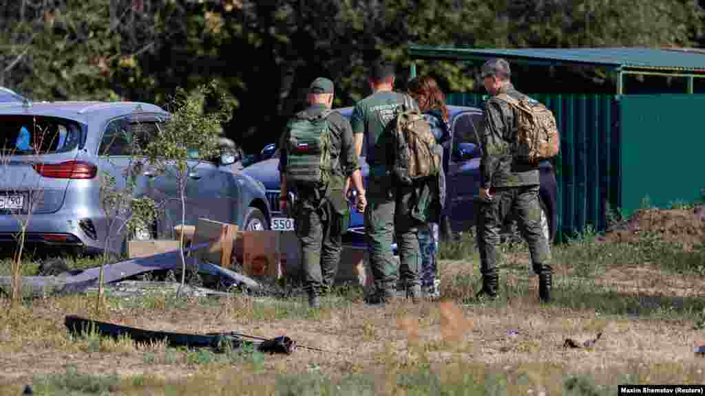 Nyomozók a ramenszkojei dróncsapás helyszínén. Miközben Oroszország folytatja offenzíváját Kelet-Ukrajnában, Kijev fokozta ellentámadásait, beleértve a határokon átnyúló csapásokat