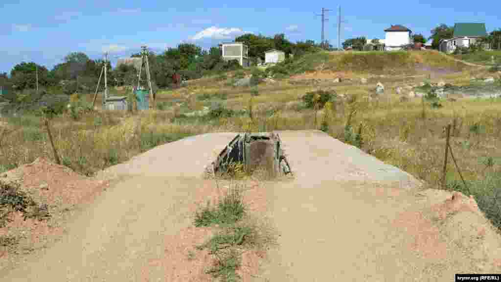 В десятках метров от карьера – дачные домики