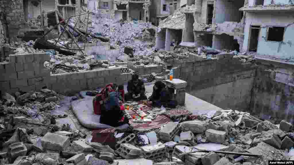 «Каждый год мы проводили Рамадан здесь, и мы хотели провести один день этого Рамадана здесь», – говорит Абу Зиад