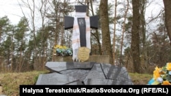 Зруйнована надмогильна плита на горі Монастир, 2 березня 2020 року