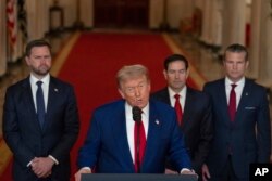 Nënpresidenti JD Vance, së bashku me sekretarin e Shtetit, Marco Rubio, dhe atë të Mbrojtjes, Pete Hegseth, gjatë njoftimit të presidentit Donald Trump, për sulmet ndaj Iranit.