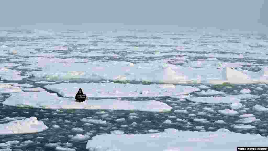 18-річна захисниця довкілля Міа-Роуз Крейг приєдналася до світової ініціативи та страйкує, сидячи на кризі посеред Північно-Льодового океану у кількох сотнях миль від Полярного кола 