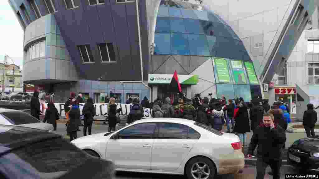 На акцію прийшло близько 30 учасників молодіжного крила партії «Свобода» – «Сі14» та «Правого сектору»