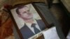 Портрет сирійського президента Башара аль-Асада зображений із розбитою рамою на околиці міста Хама після захоплення антиурядовими силами в грудні 2024 року