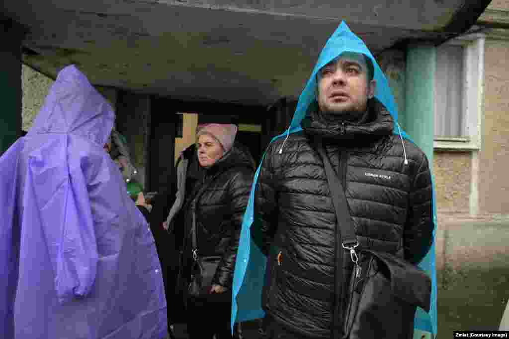 На цьому фото Владислав, мешканець однієї зі зруйнованих квартир, яка була розташована у під'їзді, в який влучила ракета. Чоловік розповів кореспондентам видання «Зміст», що на момент атаки він зі своєю сім'єю перебував в укритті, що розташоване поруч, і завдяки цьому вони змогли врятуватись. У квартирі залишалася кішка