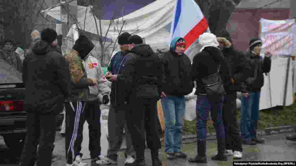 Проросійські активісти біля бази кримського «Беркуту», Сімферополь, 27 лютого