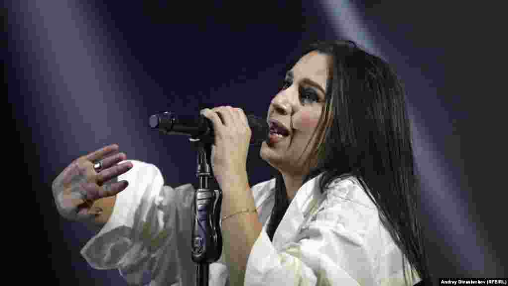 Во время поднятия флага певица крымскотатарского происхождения Джамала исполнила государственный гимн