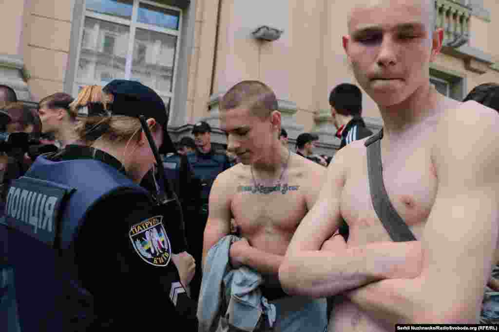 Однако, у очередного "Марша равенства", как и в прошлые годы, нашлись противники - преимущественно националистически-настроенная молодежь