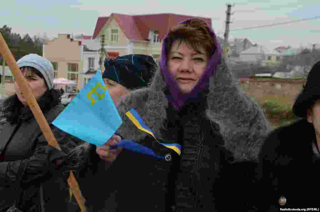 В почти тысяче населенных пунктах во всех районах Крымского полуострова, на тот момент уже почти оккупированному российскими войсками, женщины создали сотни живых цепочек вдоль крымских дорог и автотрасс с украинскими и крымскотатарскими флагами и лозунгами за мир и целостность Украины. 