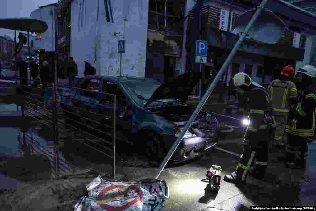 Пожежники оглядають автомобіль поряд зі станцією метро «Лук'янівська».  Пополудні 18 січня станція метро «Лук’янівська» відновила роботу повідомила Київська міська державна адміністрація. «Після пошкоджень, спричинених ворожим обстрілом, станція знову приймає пасажирів. Вхід і вихід працюють у напрямку торговельного центру «Квадрат». Вихід у напрямку вулиці Юрія Іллєнка тимчасово зачинений», – ідеться в повідомленні