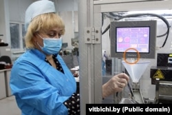 Панель управління компанії Pro-face в цеху вітебського радіозаводу «Моноліт» на фотографії, опублікованій у листопаді 2020 року під час відвідування підприємства тодішнім помічником Олександра Лукашенка по Вітебській області Анатолієм Ліневичем