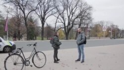 «Мене ніхто не б'є, бандити не чекають біля під'їзду»: як у Латвії живуть біженці з Білорусі (відео) «Мене ніхто не б'є, бандити не чекають біля під'їзду»: як у Латвії живуть біженці з Білорусі (відео)