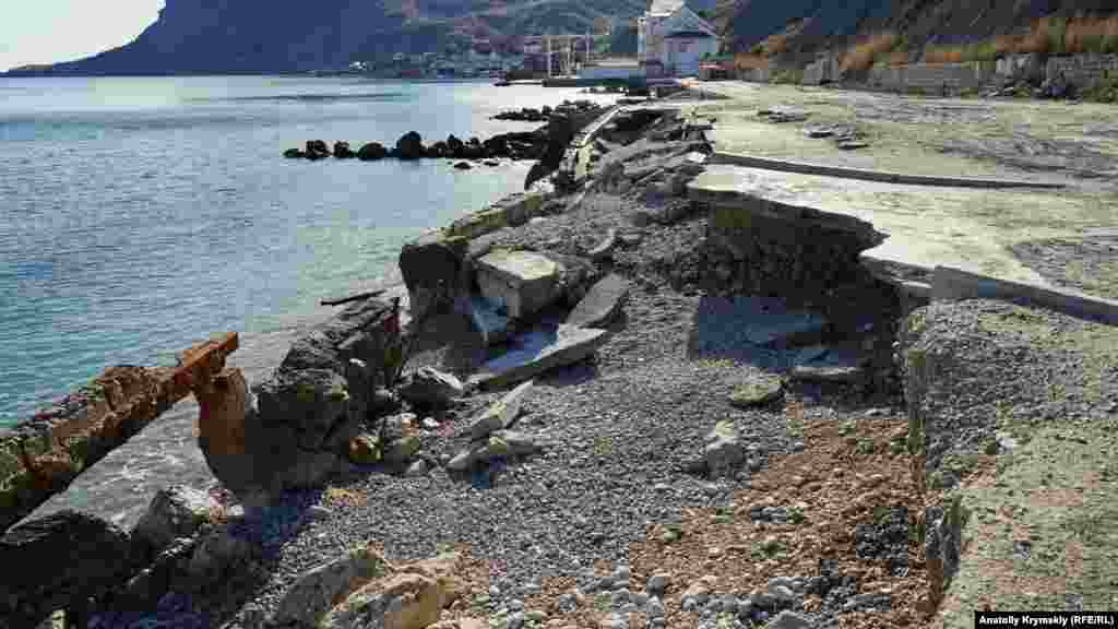 Море продолжает «выедать» край поселковой набережной. Нынешней весной планируют приступить к ее масштабной реконструкции за счет российской ФЦП 